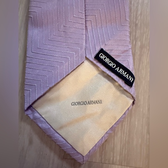 Vintage Giorgio Armani Tie – Lavender Zigzag – 100% Silk – Pristine - Picture 5 of 5